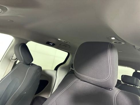 Used 2023 Chrysler Voyager LX image 12