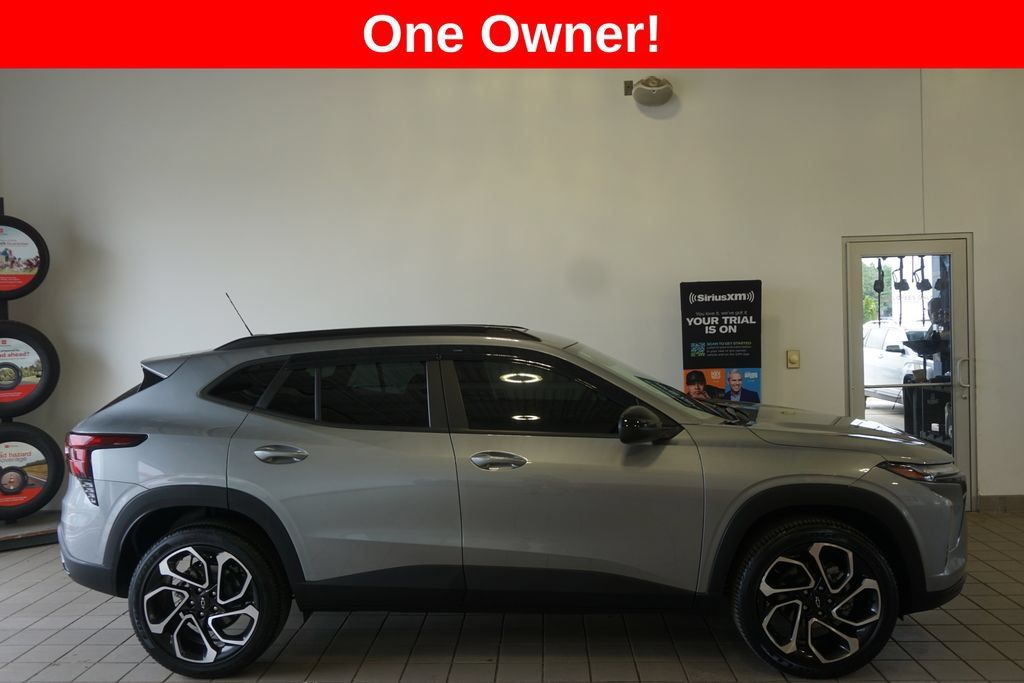 Used 2024 Chevrolet Trax RS w/ Sunroof Package FWD image 2