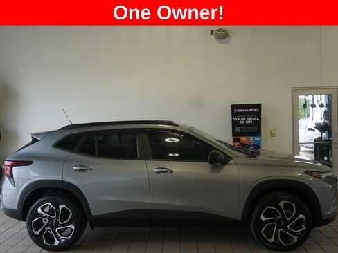 Used 2024 Chevrolet Trax RS w/ Sunroof Package FWD image 2