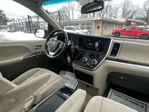 Used 2016 Toyota Sienna LE image 28