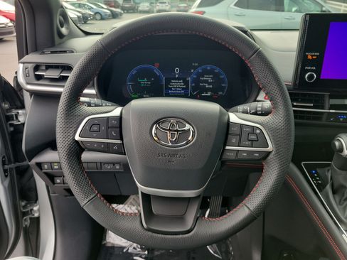 Used 2025 Toyota Sienna XSE w/ XSE Premium Package FWD image 21