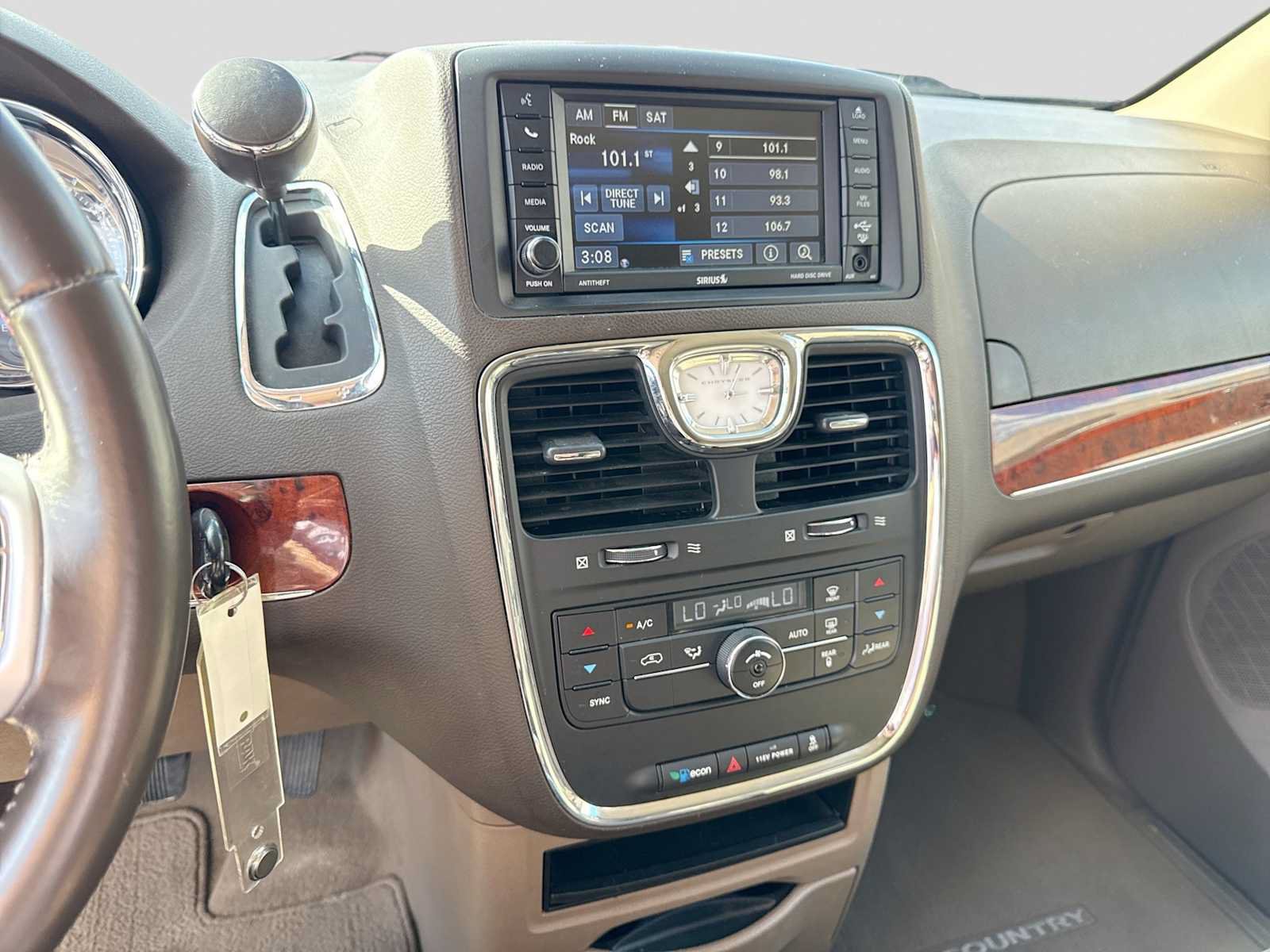 Used 2014 Chrysler Town & Country Touring-L FWD image 29