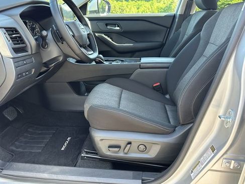 Certified 2025 Nissan Rogue SV FWD image 11