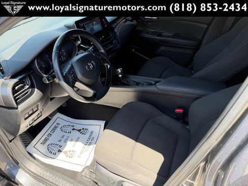 Used 2018 Toyota C-HR XLE FWD image 17