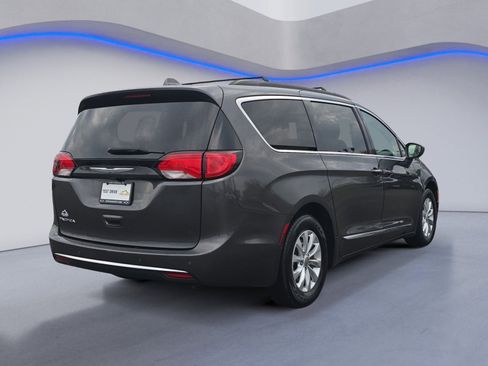 Used 2017 Chrysler Pacifica Touring-L image 10