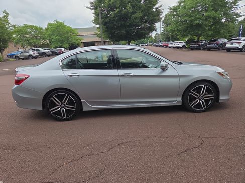 Used 2017 Honda Accord Touring image 2