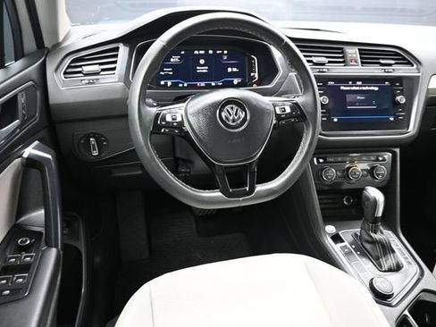 Used 2021 Volkswagen Tiguan SEL AWD/4WD image 18