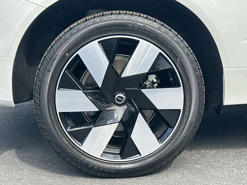 Certified 2025 Volvo XC60 T8 Plus w/ Protection Package Premier image 27