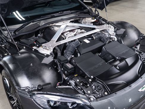 Used 2021 Aston Martin V8 Vantage Coupe image 23