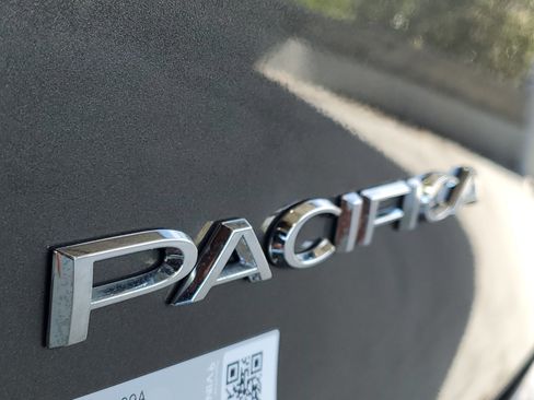 Used 2020 Chrysler Pacifica Limited w/ Advanced Safetytec Group FWD image 5