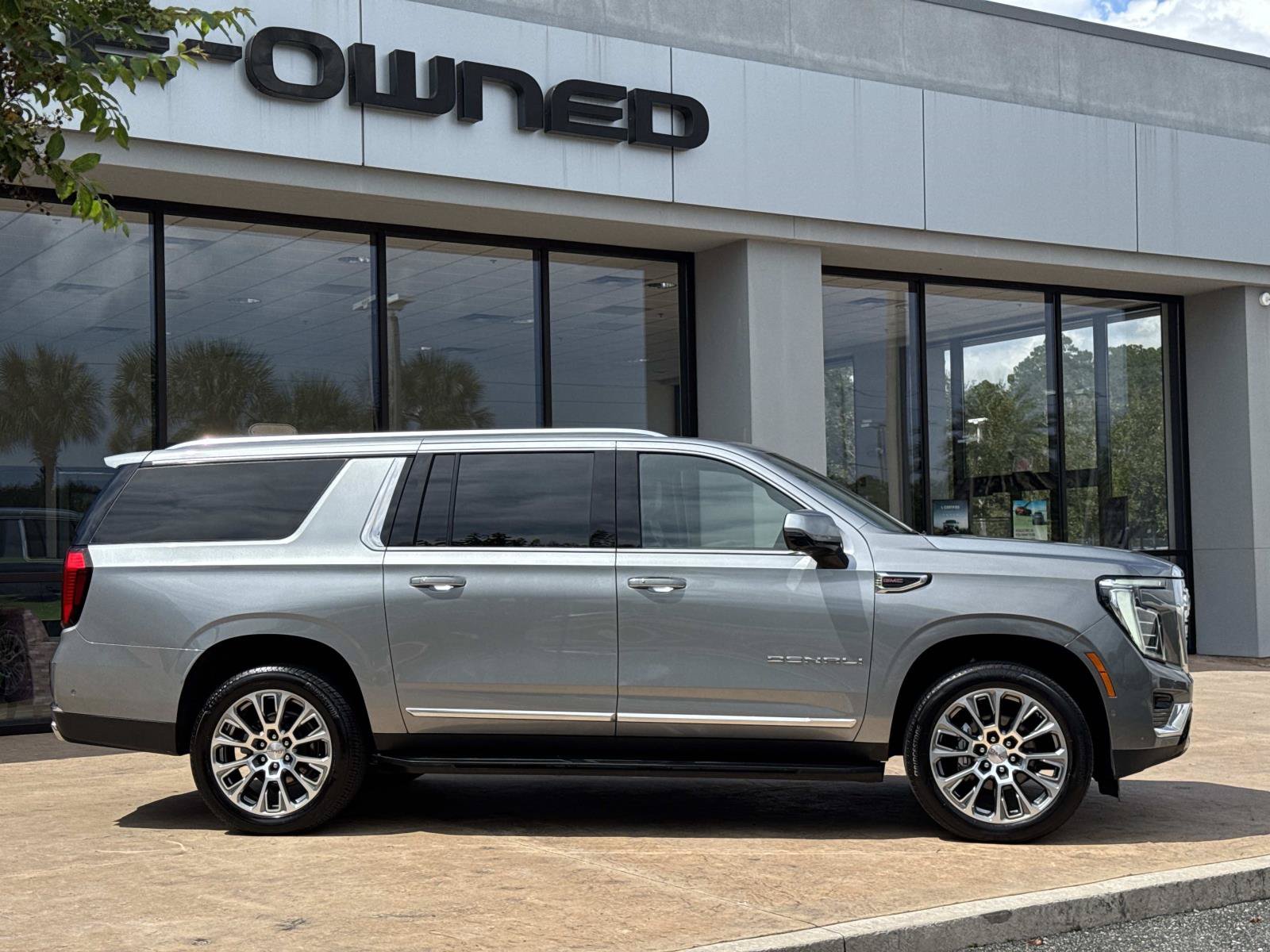 Used 2025 GMC Yukon XL Denali AWD/4WD image 2