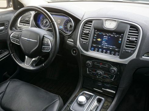 Used 2018 Chrysler 300 Limited AWD/4WD image 33