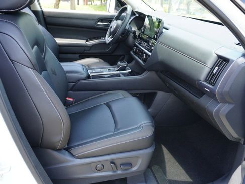 Used 2024 Nissan Pathfinder SL w/ SL Premium Package FWD image 14