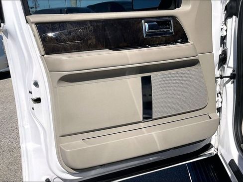 Used 2017 Lincoln Navigator Select RWD image 17