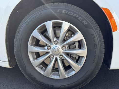 Used 2019 Chrysler Pacifica Touring Plus w/ Cold Weather Group FWD image 14