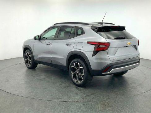 Used 2025 Chevrolet Trax LT w/ LT Convenience Package image 6