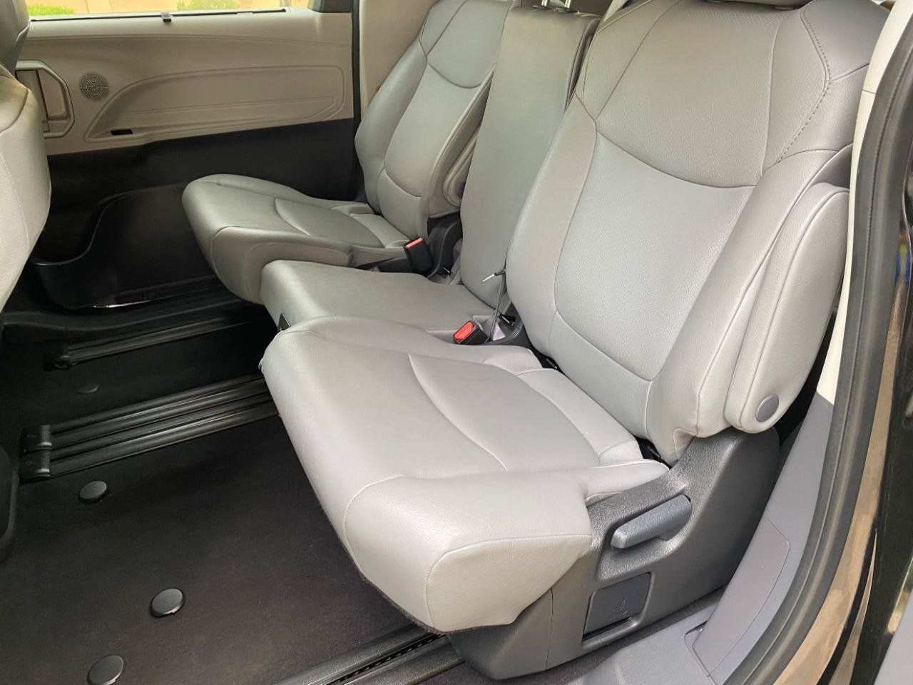 Used 2024 Toyota Sienna XLE FWD image 33