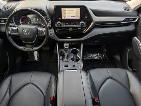 Used 2024 Toyota Highlander XLE FWD image 11