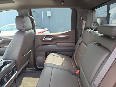 Used 2025 GMC Sierra 1500 Denali w/ Denali Reserve Package AWD/4WD image 11