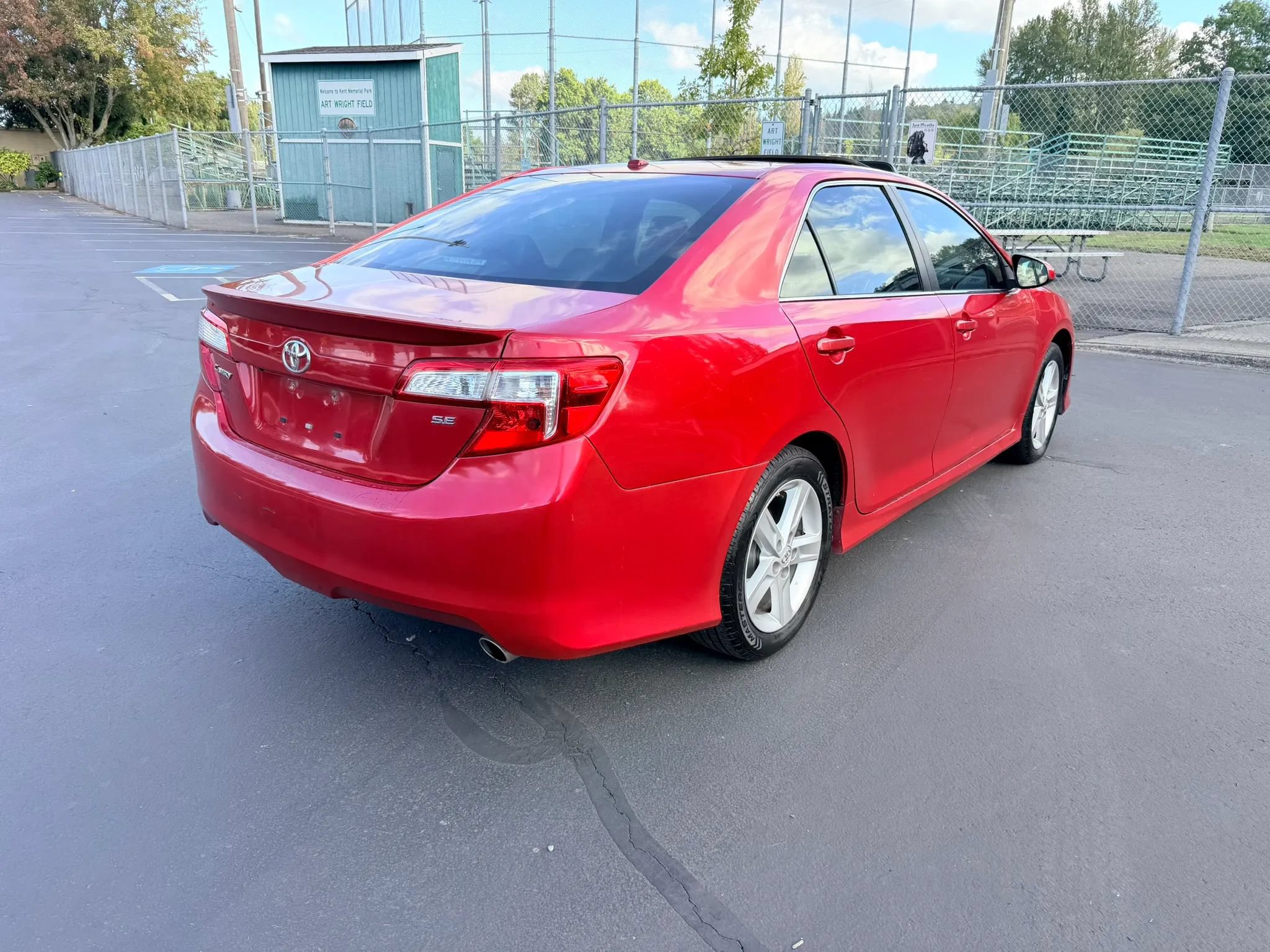 Used 2014 Toyota Camry SE w/ Moonroof Package FWD image 5