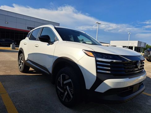Used 2026 Nissan Kicks SV w/ Charging Package FWD image 2