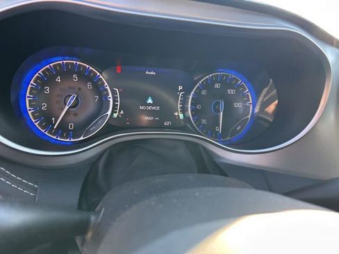 Used 2025 Chrysler Pacifica Limited image 7