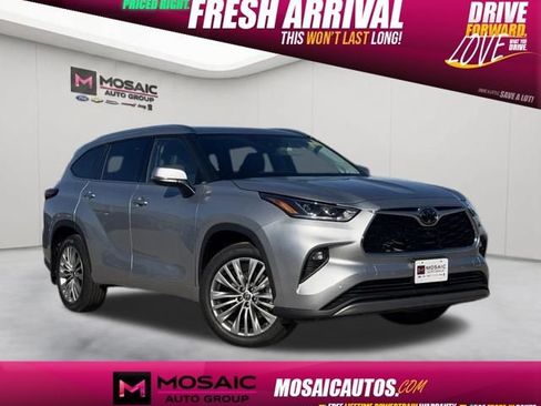 Used 2024 Toyota Highlander Platinum AWD/4WD image 1