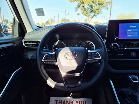 Used 2024 Toyota Highlander LE image 19