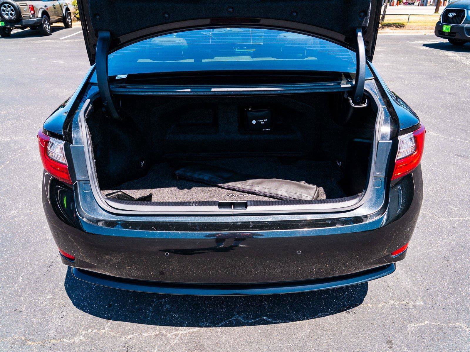 Used 2017 Lexus ES 300h w/ Luxury Package FWD image 34