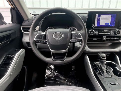 Used 2023 Toyota Highlander L FWD image 6