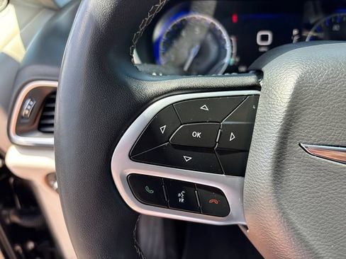 Used 2023 Chrysler Pacifica Touring-L FWD image 19
