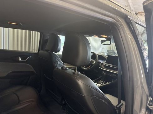 Used 2024 Jeep Compass Latitude image 17