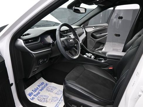 Used 2023 Jeep Grand Cherokee Altitude image 9