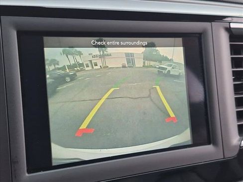 Used 2020 Chrysler Pacifica Touring-L FWD image 13