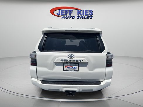 Used 2018 Toyota 4Runner SR5 AWD/4WD image 6