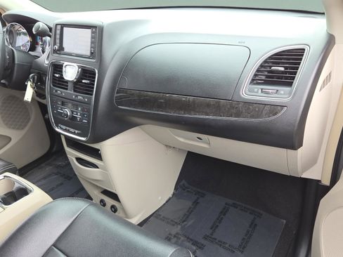 Used 2013 Chrysler Town & Country Touring FWD image 17