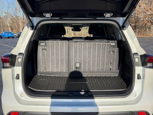 Used 2022 Toyota Highlander XLE image 4