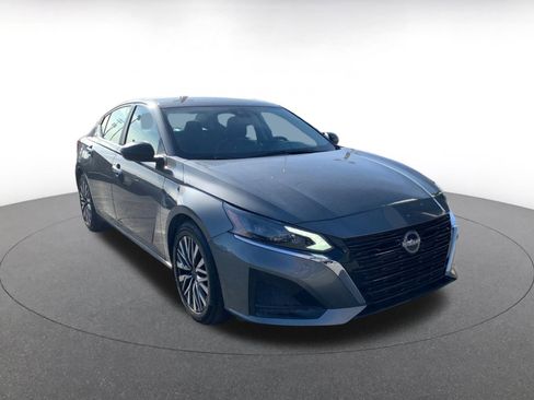 Used 2025 Nissan Altima 2.5 SV image 1