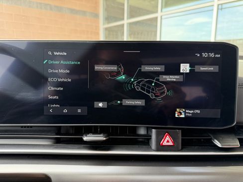 Used 2025 Kia Carnival SX w/ SX Dark Edition Package FWD image 25