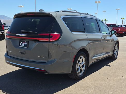 Used 2022 Chrysler Pacifica Limited FWD image 3