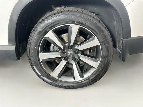 Used 2024 Honda Pilot Touring image 11