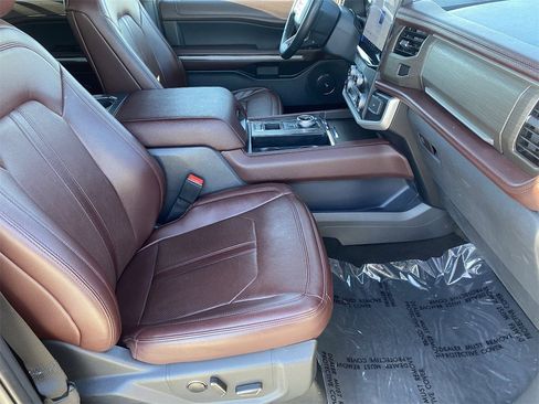 Used 2023 Ford Expedition Limited image 9