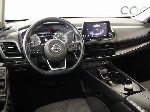 Used 2024 Nissan Rogue SV image 2