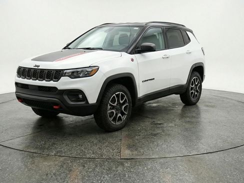 Used 2025 Jeep Compass Trailhawk image 3