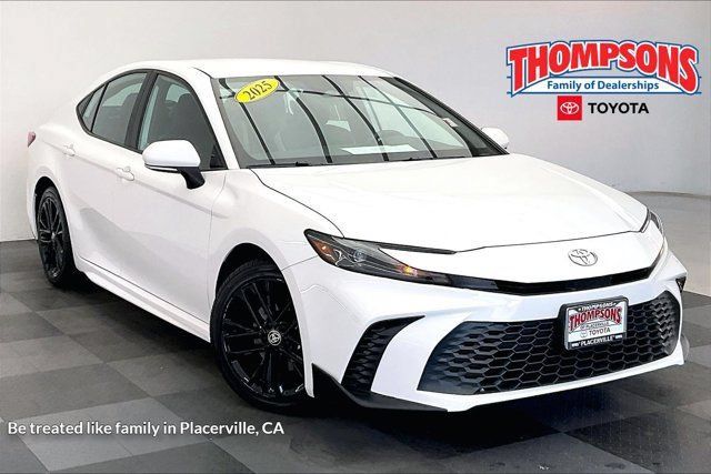 Used 2025 Toyota Camry SE FWD image 1