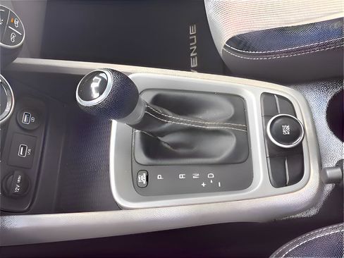 Used 2020 Hyundai Venue SEL image 36