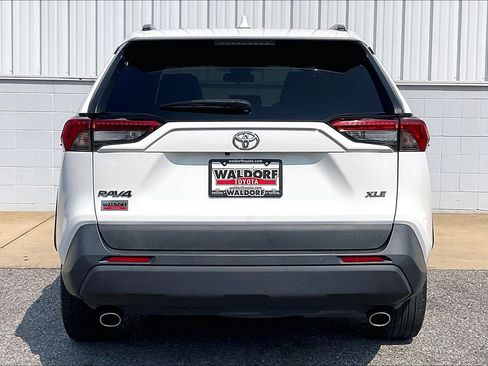 Used 2021 Toyota RAV4 XLE FWD image 5