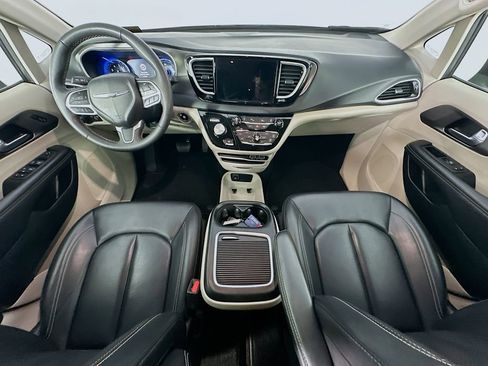 Used 2023 Chrysler Pacifica Touring-L FWD image 10