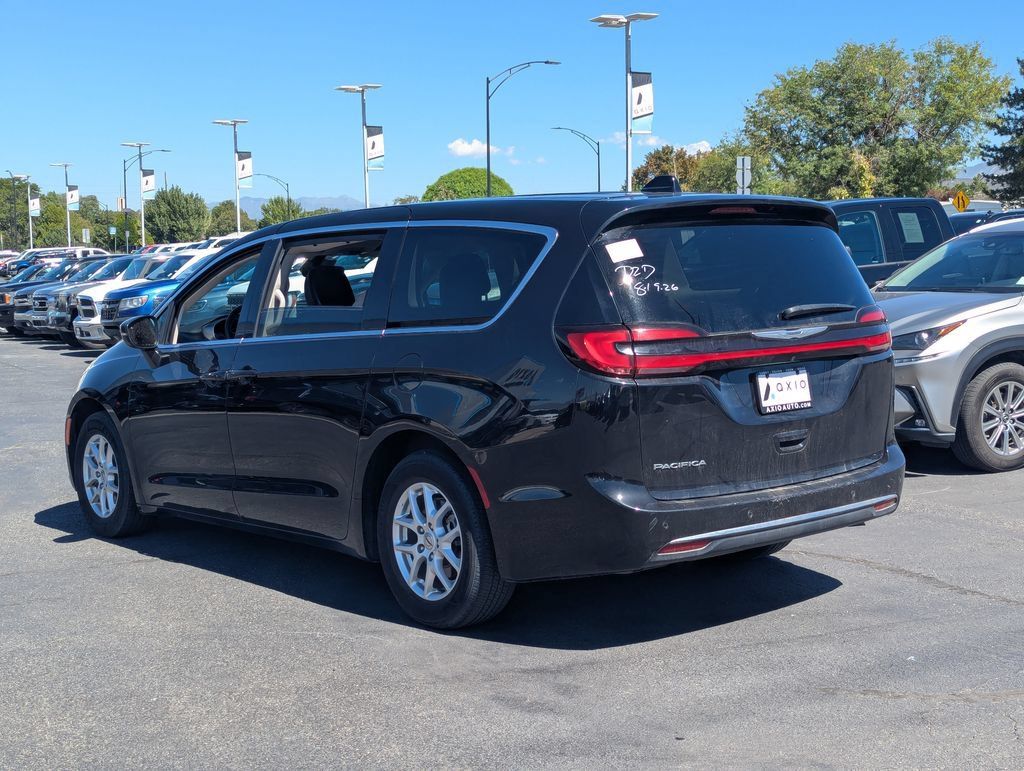 Used 2023 Chrysler Pacifica Touring-L FWD image 7