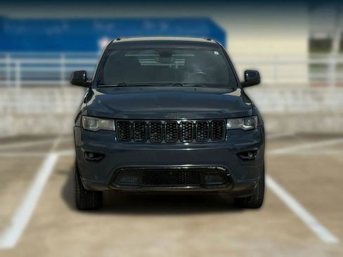 Used 2018 Jeep Grand Cherokee Altitude image 2